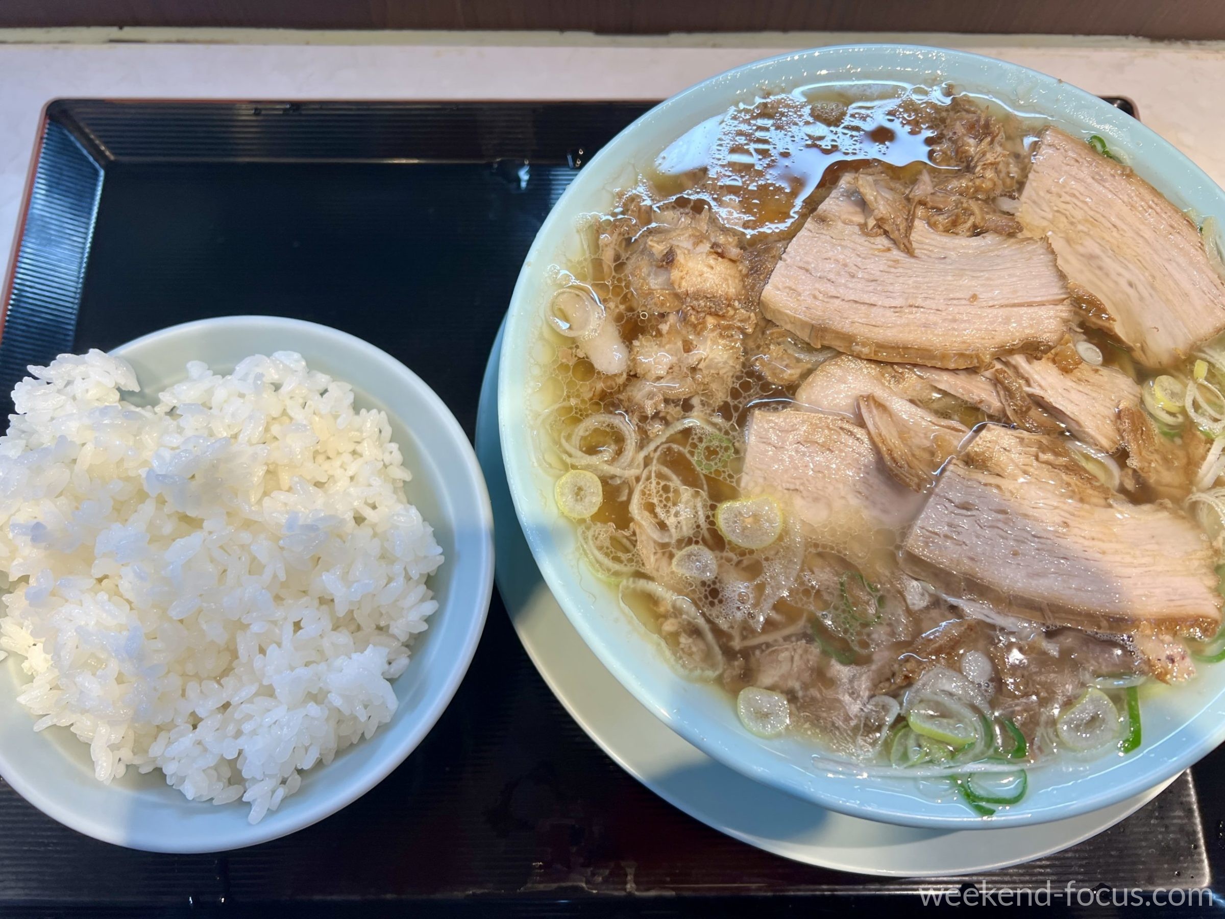 ニューともちんラーメン 川崎駅前店 チャーシュー麺 + 無料ライス大盛
