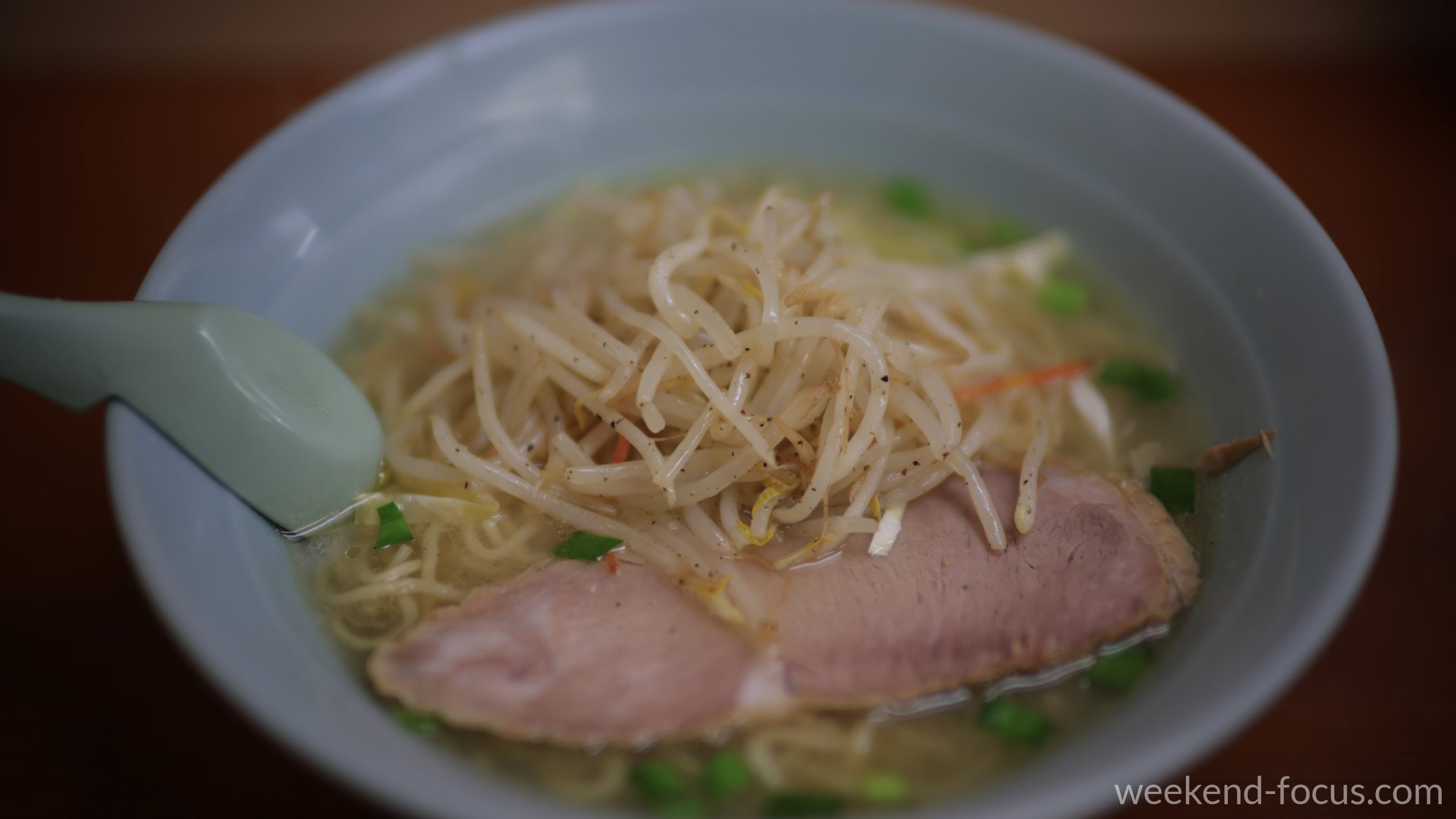 NOKTON 50mm F1 中華屋の店内に溶ける、開放1.0の柔らかなボケ味（ラーメンマリモ）