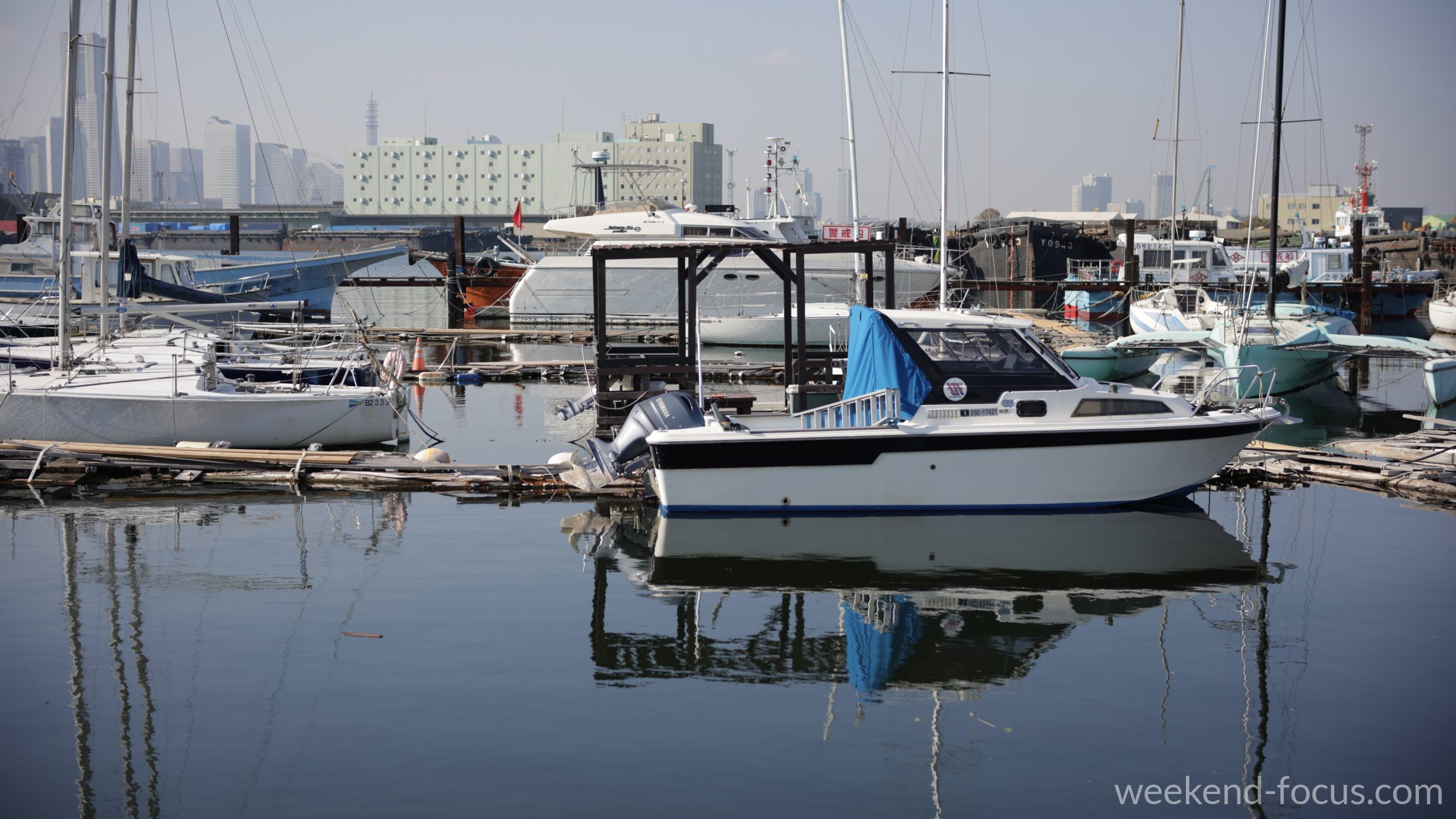 NOKTON 50mm F1 f2.8まで絞り、港の静寂と質感を緻密に写し止める（横浜・新山下 木のみなと）