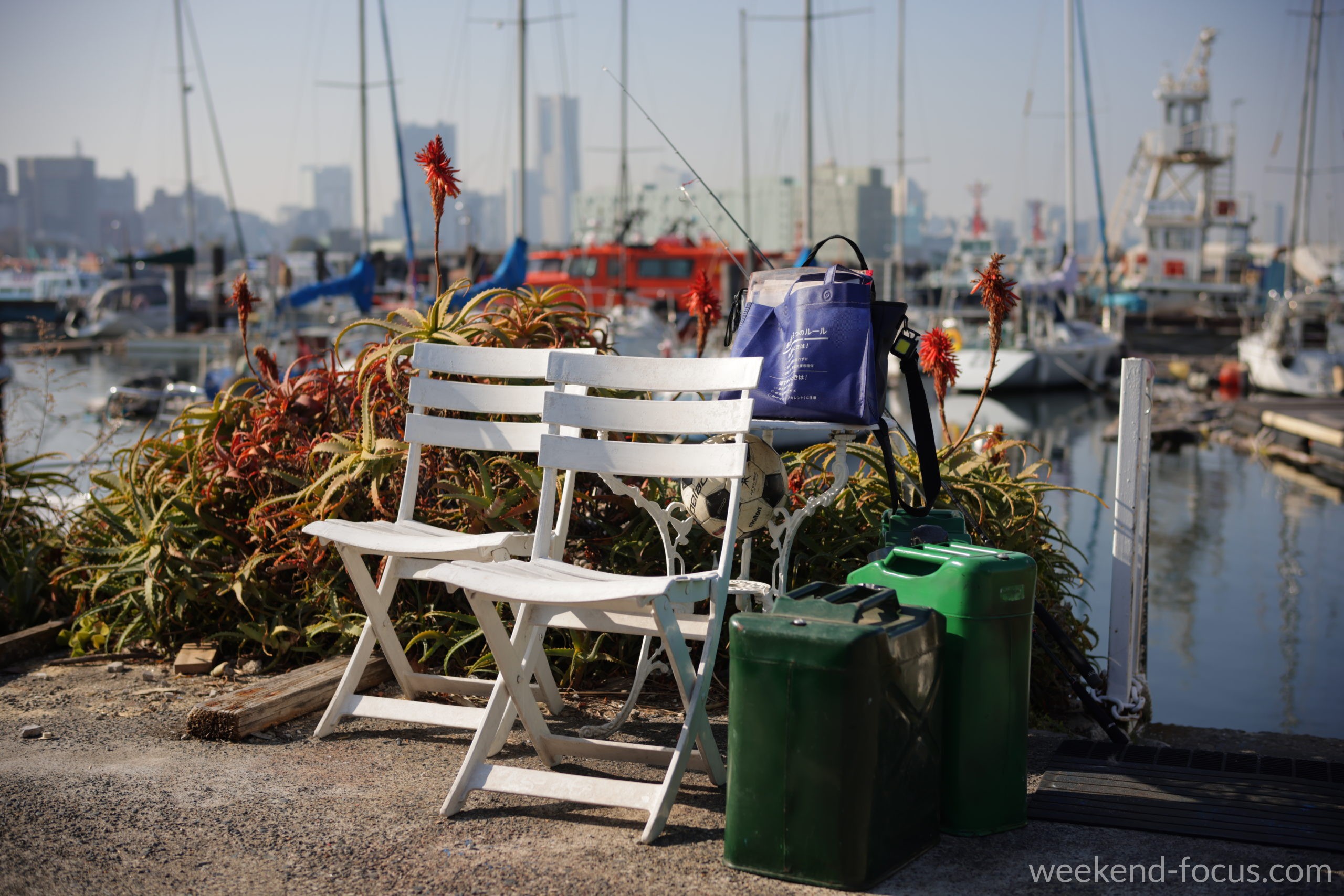NOKTON 50mm F1, Canon EOS R5, 1/2500, F2.8, ISO 100, 白い椅子