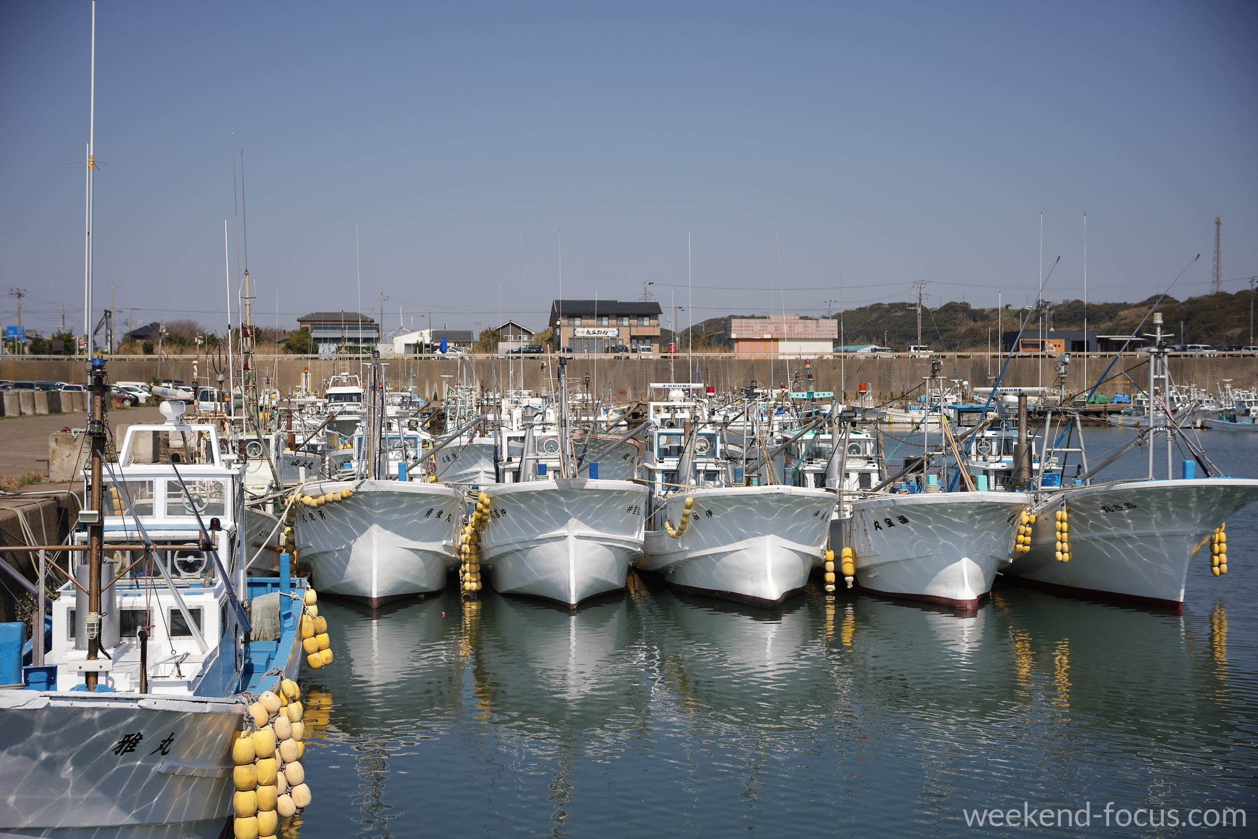 NOKTON 50mm F1, Canon EOS R5, 1/2500, F4.0, ISO 100, 港に停泊する複数の漁船