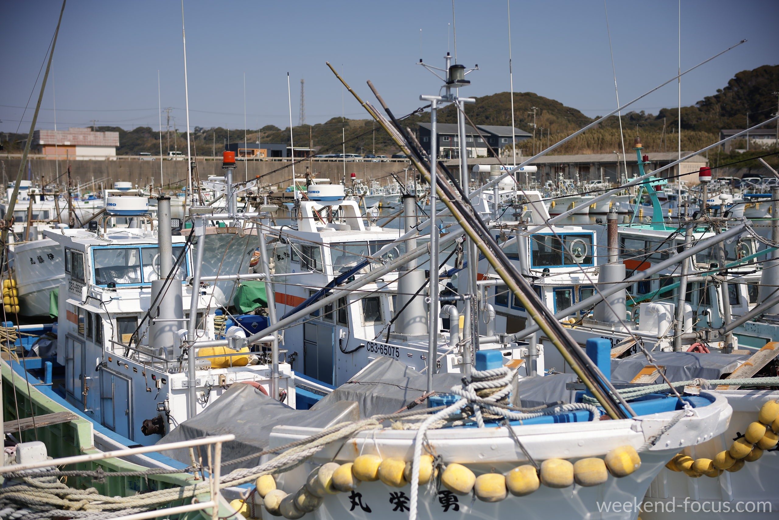 NOKTON 50mm F1, Canon EOS R5, 1/4000, F2.8, ISO 100, 港で密集する漁船