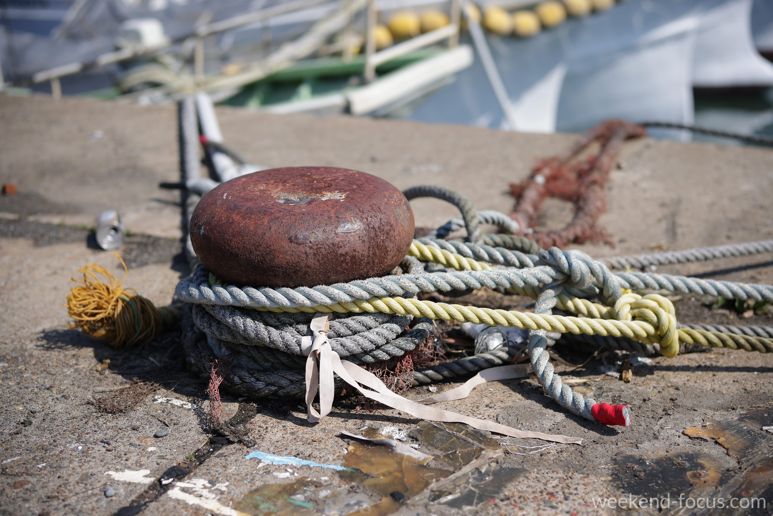 NOKTON 50mm F1, Canon EOS R5, 1/3200, F2.8, ISO 100, 係留柱に刻まれた深い錆